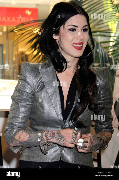 Kat Von D gives fans an update on her ALL BLACK。